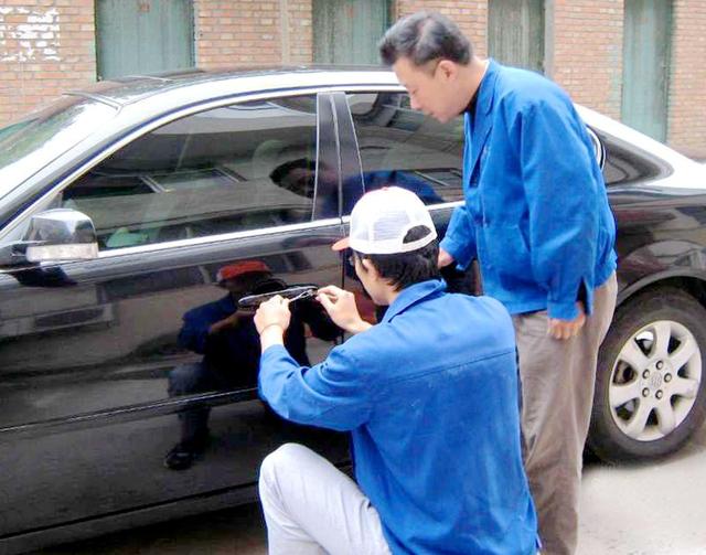 平桥区汽车钥匙丢在车里面怎么办?